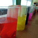 kolorowe eksperymenty półkolonie zabawy