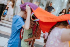 radość z kolorowej chusty animacje dla dzieci w Łodzi organizacja urodzin dzieci