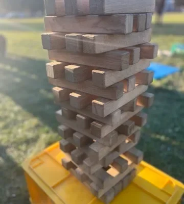 drewniana strefa klocków na event wieża ułożona z drewnianych klocków giga jenga