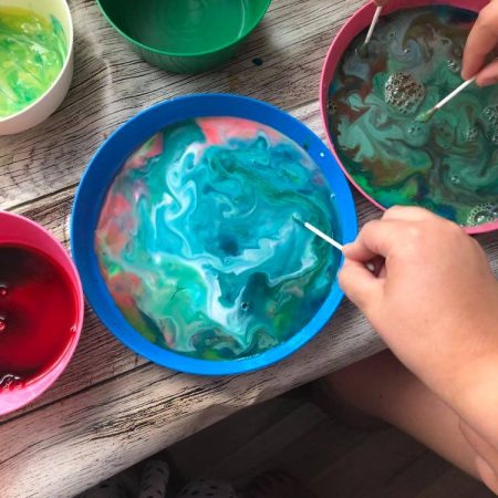 mieszanie barwników warsztaty kreatywne Łódź kolorowe barwniki warsztaty kreatywne Łódź