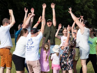 a group of people with their hands up animacje dla dzieci i dorosłych piknik bal